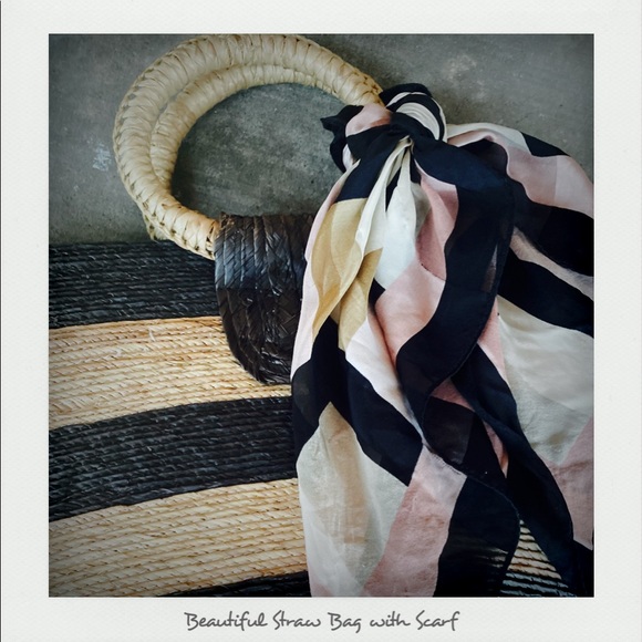 Beautiful Straw Bag with Velcro Cosure - Picture 3 of 4